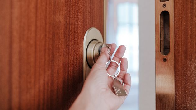 Una persona abriendo una puerta 