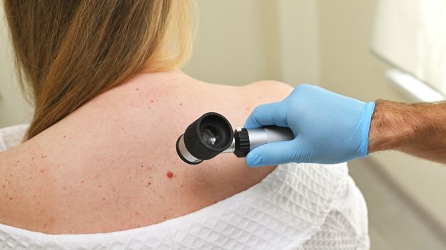 Un dermatólogo atendiendo a una paciente