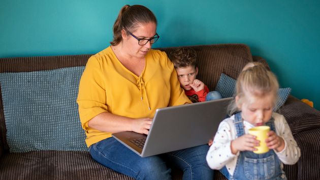 Mujer en el sofá trabajando con niños