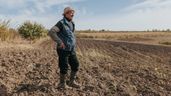 Un agricultor en una finca 