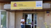 Una mujer entra a una oficina del SEPE