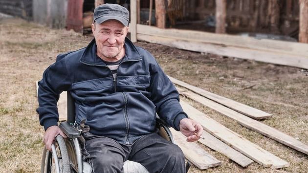 Hombre en silla de ruedas