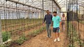 Ramón Fernández-Pacheco junto a Rubén, joven agricultor