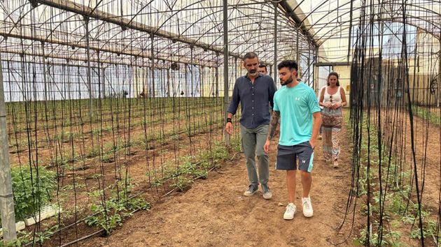Ramón Fernández-Pacheco junto a Rubén, joven agricultor