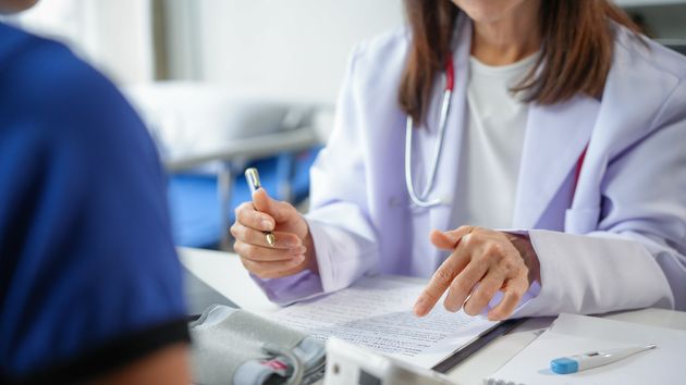 Una médico atendiendo a un paciente