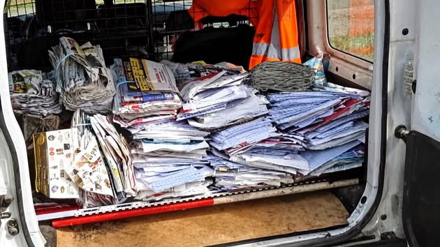 Un cartero contratado para una baja de verano deja de repartir el correo y tira 62 kilos de cartas en un bosque: “Varios municipios no recibieron su correo durante varios días”