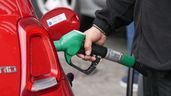 Una persona echando combustible