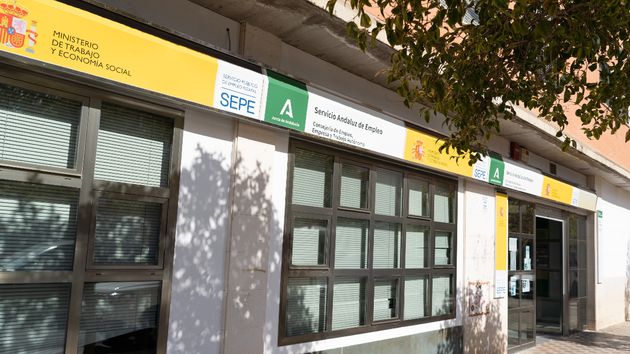 Fachada de una oficina de empleo en Andalucía