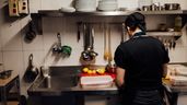 Un ayudante de cocina de espaldas