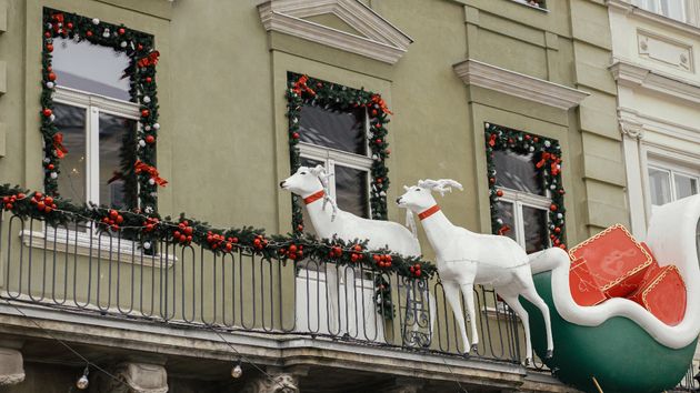 Decoran su casa por Navidad y Halloween y sus vecinos les reclaman 86.400 euros porque las luces y el ruido no les dejan dormir