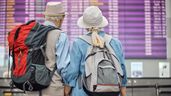 Pareja de jubilados en el aeropuerto