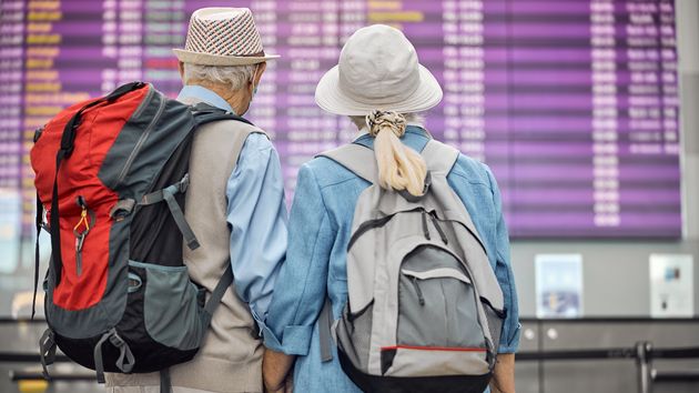 Pareja de jubilados en el aeropuerto