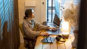 Una mujer teletrabajando desde casa