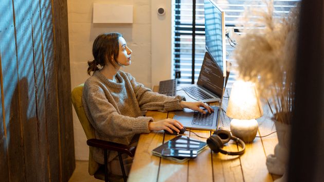 Una mujer teletrabajando desde casa