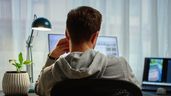 Un hombre teletrabajando en casa
