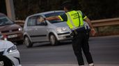 Un guardia civil regulando el tráfico