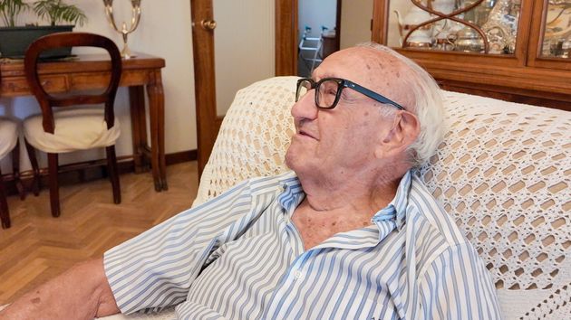 Imagen representativa de un anciano en el salón de su casa