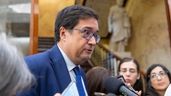Óscar López hablando ante los medios de comunicación