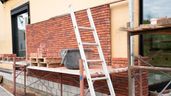 Fachada de una vivienda en obras 