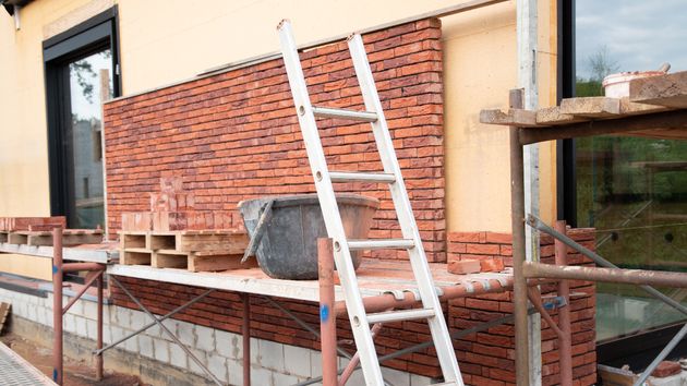 Fachada de una vivienda en obras 