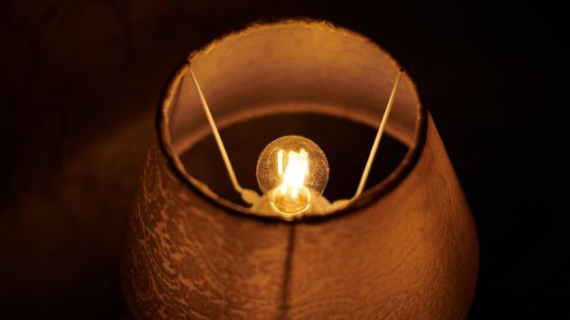 Bombilla encendida en una lámpara