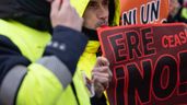 Un trabajador aleatorio manifestándose por un ERE pasado