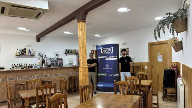 los dos hermanos en el bar