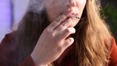 Mujer fumando en la calle