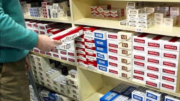 Una persona vendiendo tabaco