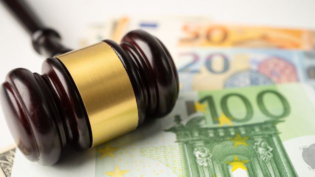 Mazo de juez con dinero en efectivo