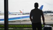 Un hombre con su maleta en el aeropuerto