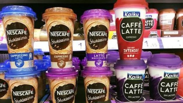 algunos café listos para tomar en una tienda