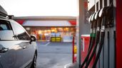Coche repostando gasolinera