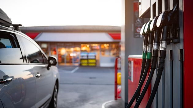 Coche repostando gasolinera