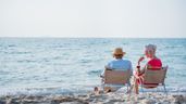 Dos mayores descansan en la playa