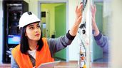 Imagen representativa de una electricista trabajando