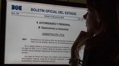 Mujer revisando oposiciones BOE