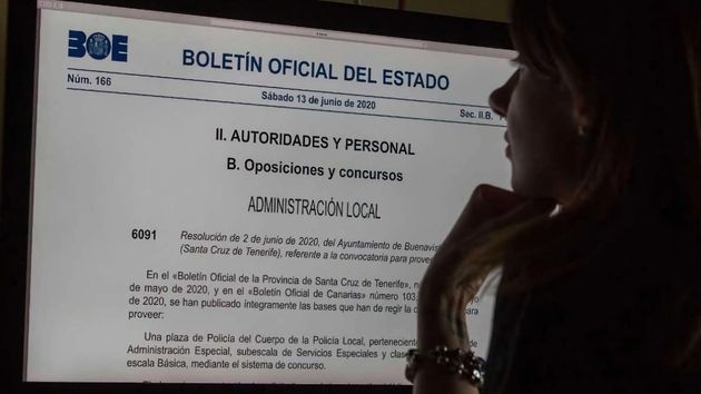 Mujer revisando oposiciones BOE