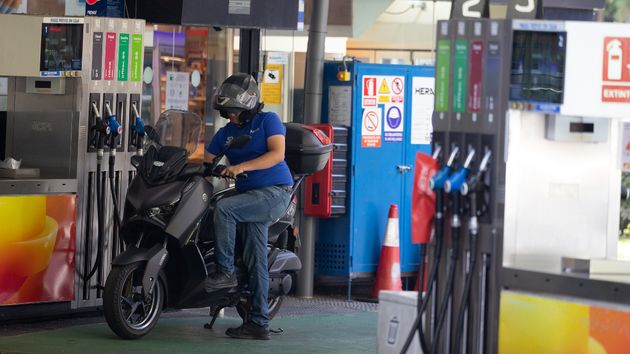 Persona echando gasolina