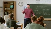un profesor aleatorio dando clases