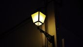 una farola encendida de noche