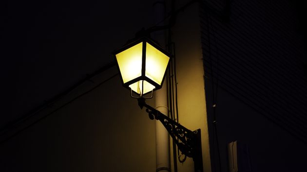 una farola encendida de noche