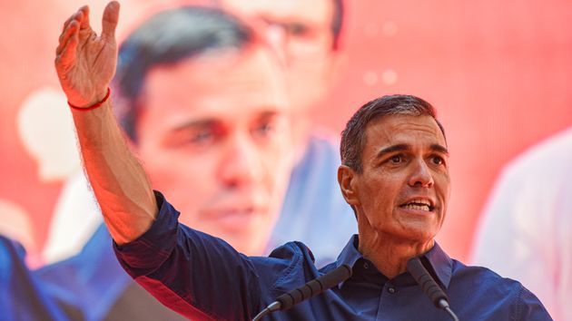 Pedro Sánchez levanta el brazo