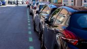 Varios coches aparcados en zona verde