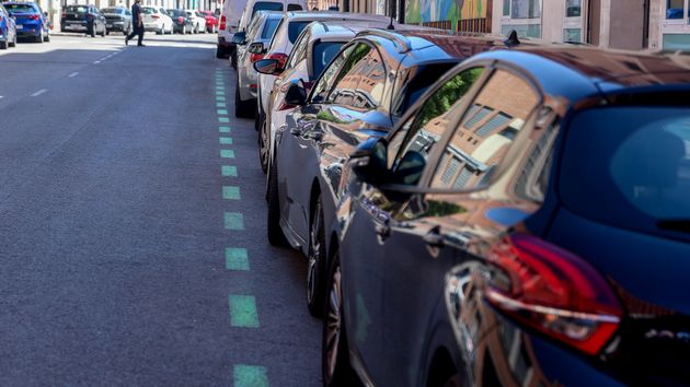Varios coches aparcados en zona verde