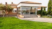 Una casa con jardín