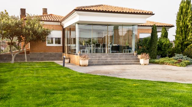 Una casa con jardín