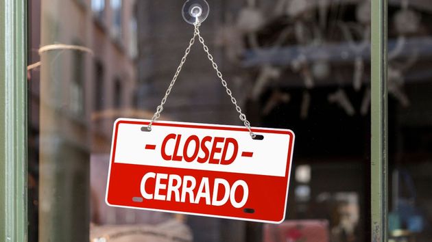 Un negocio con el cartel de cerrado