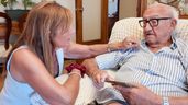 Imagen representativa de un anciano junto a su cuidadora 