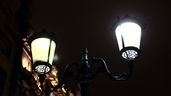 una farola encendida en la calle
